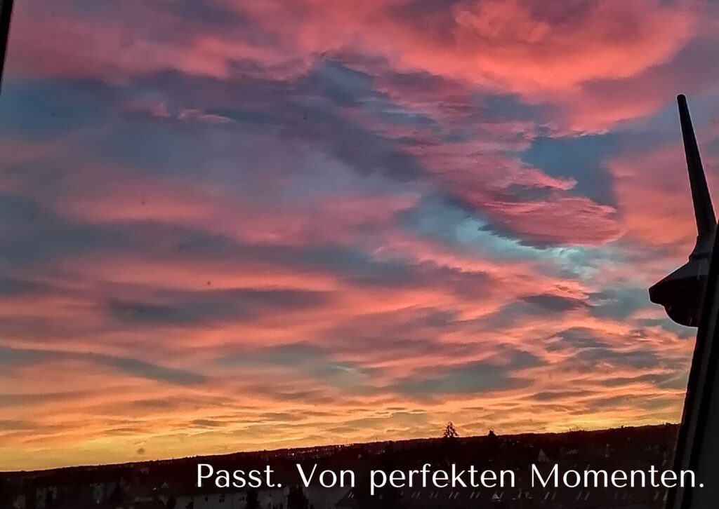 Bunte Wolken während eines Sonnenuntergangs.