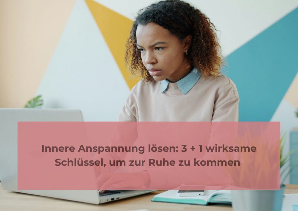 Frau sitzt am Computer und schaut angestrengt.