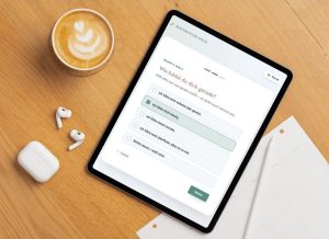 tablet, auf dem der nervensystem-check zu sehen ist und eine tasse kaffee